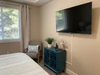 Short walk to BEACH - 3 bedrooms w/TVs- SLEEPS 6 - Dogs OK!