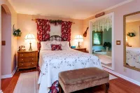 Adorable Cottage!  Everything!  WiFi, Kitchen, Jacuzzi, NO Cleaning Fee!!!