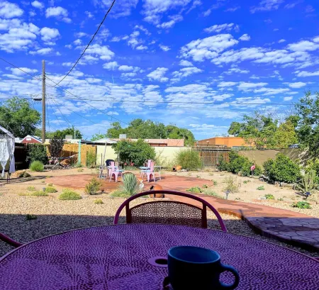 Nob Hill’s Casa Flamingo: King & Queen beds, Safe, Prime Location, Large Yard. Отели рядом с достопримечательностью «Silver Family Geology Museum»