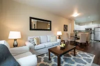 Walk to all Kirkland has to offer Hoteles en Kirkland