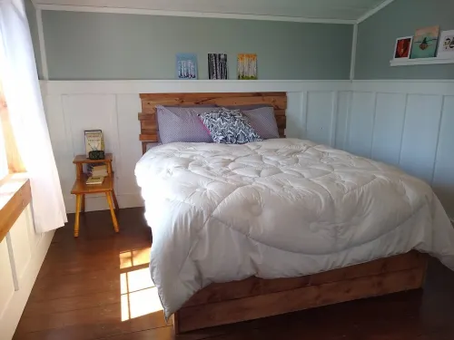 Charming and Secluded North Shore Cabin and Sauna  two miles from Grand Marais!