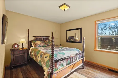 Cozy Kid&pet friendly renov. Cabin w. Hi Spd. WIFI, TV, Hot Tub, Grill, firepl.