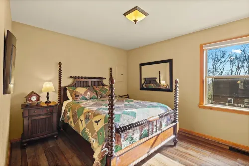 Cozy Kid&pet friendly renov. Cabin w. Hi Spd. WIFI, TV, Hot Tub, Grill, firepl.