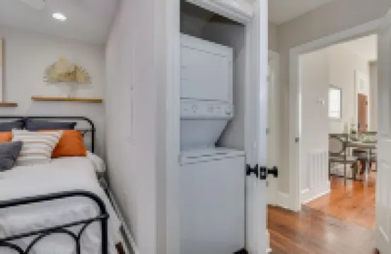 Stovall #4 | Stylish 1 bedroom with private free parking