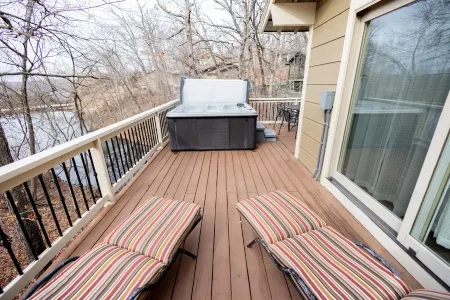 " Touch of Kansas " with Hot tub in Tan Tar A Estates! Bordering Margaritaville!