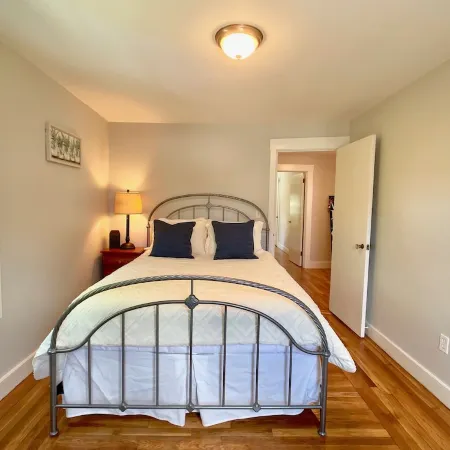 ~2.5mi to Beaches & Downtown Newport - Private Apartment