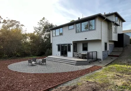 Miramar Beach House. A short walk to the beach. Отели рядом с достопримечательностью «Pillar Point Harbor»