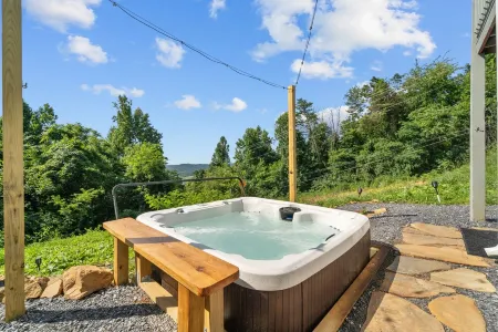 🔥 Hottub + 🐕 friendly + 🏔️ view + Skyline Dr + Wineries