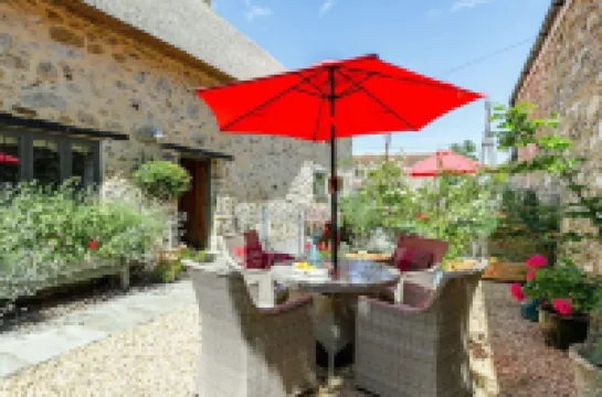 Courtyard Cottage Luxury Thatched Home Sleeps 4  (Pet Friendly) Near Gastro Pub