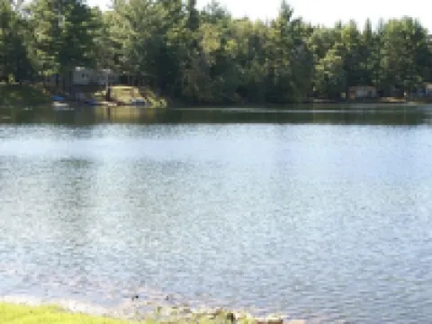 Quiet Lake with Kayaks and Direct Beach Access! 馬凱特縣酒店