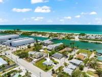Walk to Beach. Beautifully Renovated 3BR, 2BA Home w/Outdoor Shower & Grille