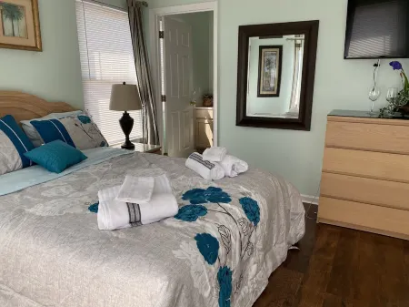 NEW! Corner Townhouse: 3BR, 2 balcony home, 2 blocks to beach! Отели рядом с достопримечательностью «Wildwood Boardwalk»