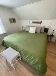 Spacious cottage by lake & walking trails, 1 mile from downtown Shipshe.