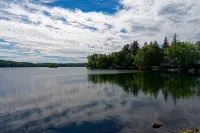 Cozy cottage with pool, walking distance to lake