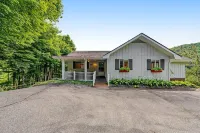 Serenitee Cottage at Mountain Glen Community- Newland, NC  GOLF and Pickle Ball!