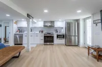 Luxe Provincial Style Studio w/ Patio & Parking Hoteles en Huntington