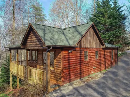 Couples Getaway! Private, Romantic, Cabin with Jacuzzi & Hot Tub in Gatlinburg
