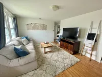 3 bedroom Cottage w/ Tiki Bar, great location in Ship Bottom