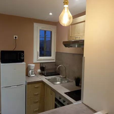Cosy studio 2mn walk from the beaches small sea view