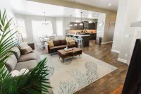 Beautiful Home with HOT TUB, COMMUNITY POOL & GAME ROOM.