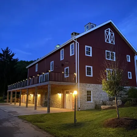 Annabel Lee Barn ~ A Getaway of Warmth & Charm!