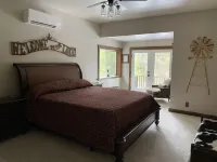 Entire guesthouse, quiet wooded area of Cocolalla 미러 호 주변 호텔