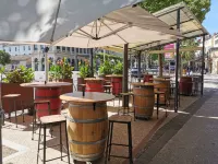 House 75m2 air-conditioned + garage, all comforts, located medieval center Cahors. Hotel a Cahors