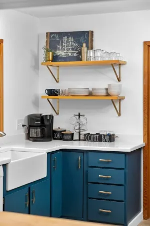 Feet from Lake & Downtown, 6Br/4Floors,Hot Tub, Pet Friendly, Firepit, Pond View