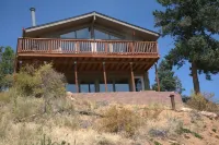 Falcon Ridge Chalet-Woodland Park: WiFi & Views, Deck and Views of Pikes Peak