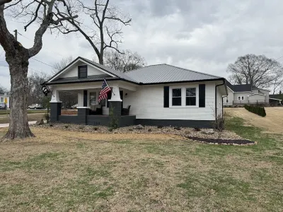2-bedroom vacation home just a two minute walk to downtown Hotels near Center Pointe Suites