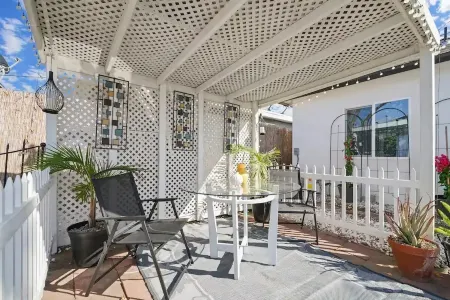 Entire 2 bedroom home -15 minutes to DTLA Отели рядом с достопримечательностью «Keck School of Medicine of USC Physician Assistant Program»