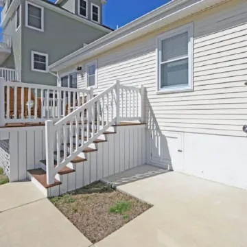 Pristine, airy beach home: sunsets, surf, golf, AC