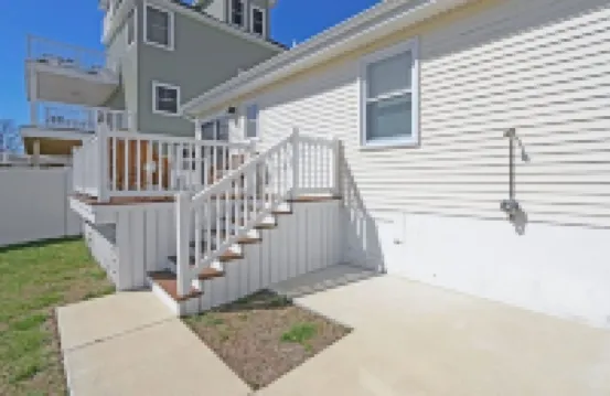 Pristine, airy beach home: sunsets, surf, golf, AC