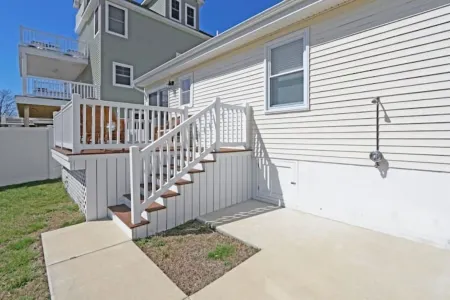 Pristine, airy beach home: sunsets, surf, golf, AC