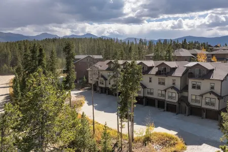 Cozy Pet & Family-Friendly Condo Near Winter Park•Heated Garage•Trails•Sleeps 6