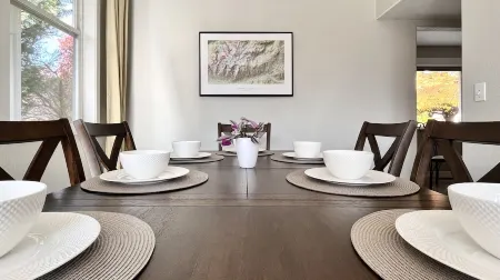 Hot tub + Bright and spacious home + 20 min to Ski —> Sleeps 13!