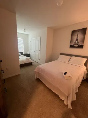 Modern 3-bedroom townhome with garage near Downtown Tampa 블루밍데일 힐스 공원 주변 호텔