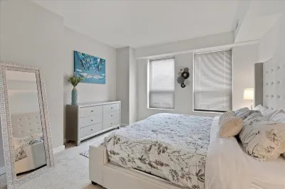 "Joy of Evanston" 1BDR, KING EXEC Suite, pool+Gym