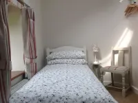 Beautiful Quiet Cottage Dog Friendly Near Cowbridge and Cardiff فنادق في 