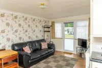 Delightful 2 bedroom holiday chalet, Hemsby, Norfolk Hotels in Hemsby