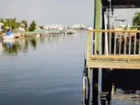 Relax in the Dolphin Retreat! Waterfront house with dock and kayaks. Hotels in Hudson