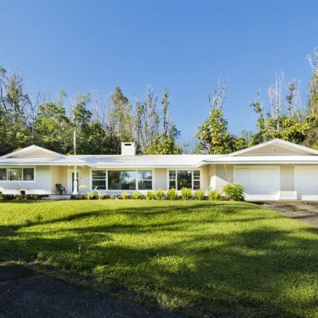 Parklike 4 bedroom AnthuriumHouse, 3+ acres, peaceful, gated, convenient