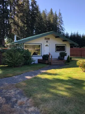 Cozy Cabin On The Sol Duc River Sleeps Four. Fully Supplied Kitchen And Linen's.