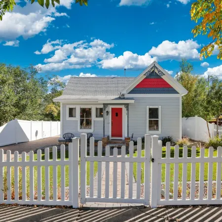 Lovingly Restored Cottage in Downtown Prescott Walk to the Courthouse Square