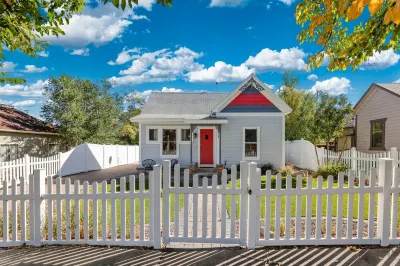 Lovingly Restored Cottage in Downtown Prescott Walk to the Courthouse Square 더 샵스 앳 프레스컷 게이트웨이 주변 호텔