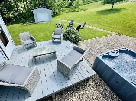 Cozy home in the heart of Hocking Hills * with Hot Tub *