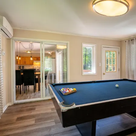 Inn Kognito 4 Modern Farmhouse, Fireplace, HOT TUB, Sauna, Fire Pit, game room