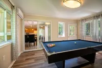 Inn Kognito 4 Modern Farmhouse, Fireplace, HOT TUB, Sauna, Fire Pit, game room