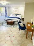 Luxury cottage with hot tub, game and movie room, coffee bar, King bed & robes!