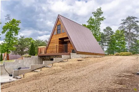 Deer Wood Cabin w/Hot Tub - Sleeps 8